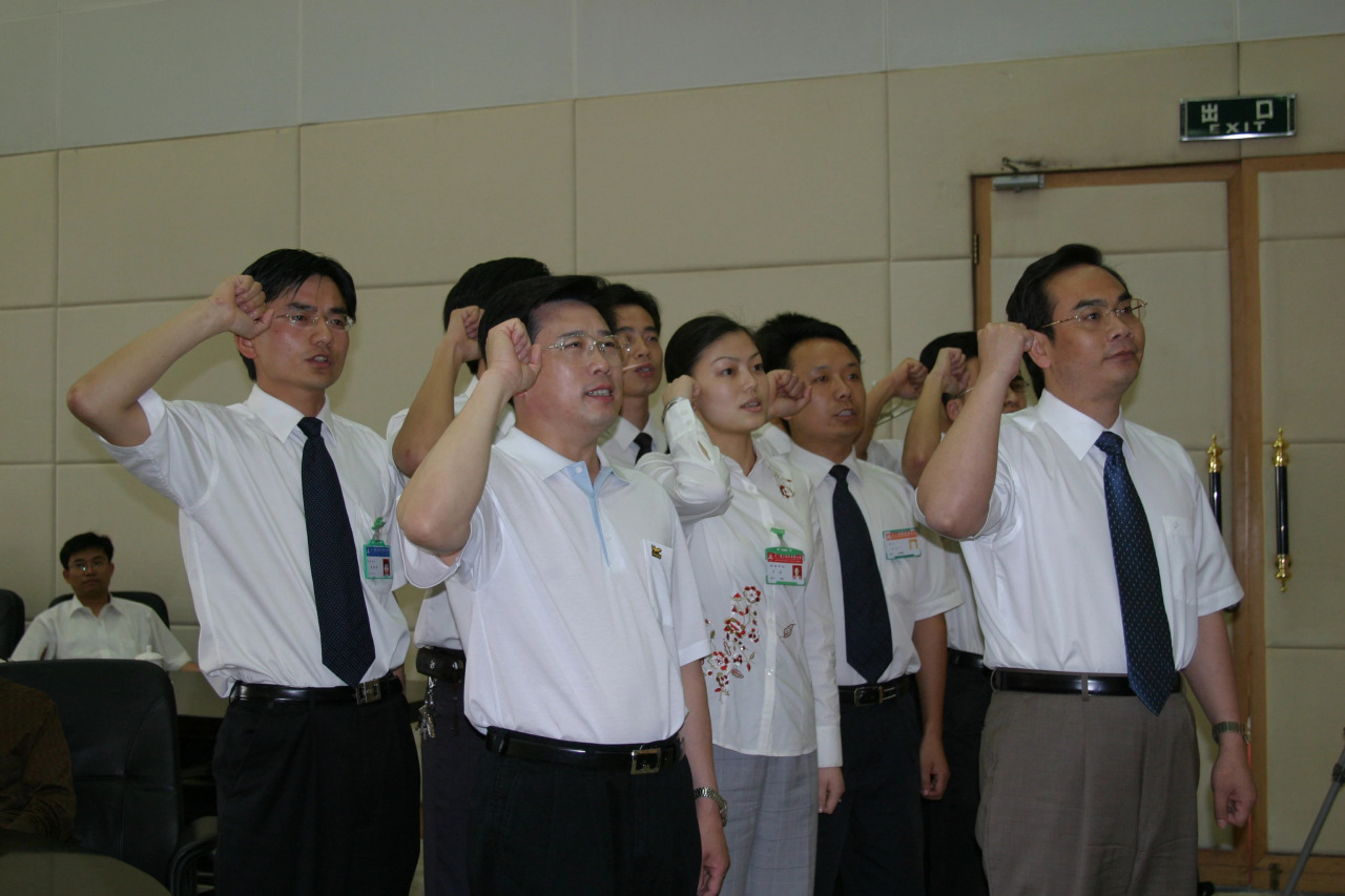 2004年，梁稳根宣誓入党