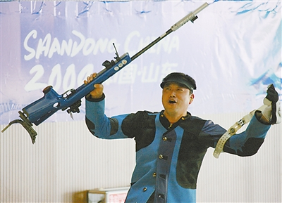 2009年全运会 王炜一夺冠后举枪庆祝 