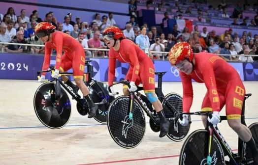 中国队选手周瑜（中）、刘琦（左）、郭帅在比赛中