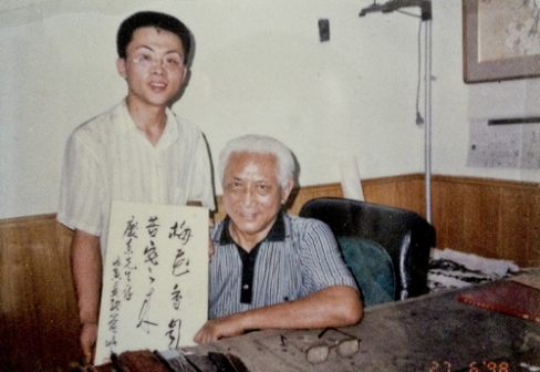 砚云和张世简老师亲切合影