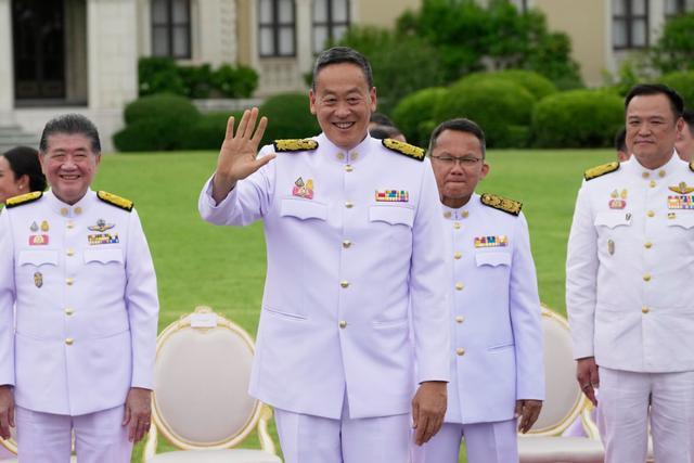 2023年9月5日，位于曼谷的总理府前的赛塔（中） 