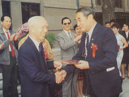1992年，周明镇为田家炳颁发捐献证书
