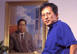 郭令明在父亲郭芳枫画像前