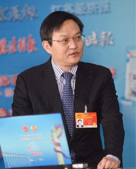 接受采访 