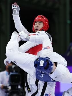中国选手宋兆祥（上）与美国选手希利在比赛中