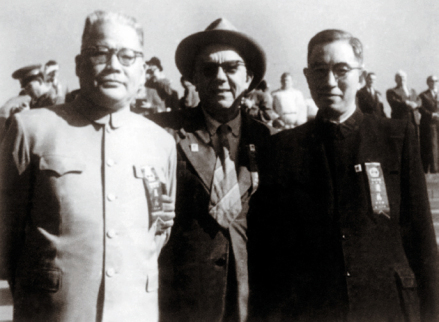 1958年，恽子强（左）与李托夫斯基、柳大纲（右）在一起