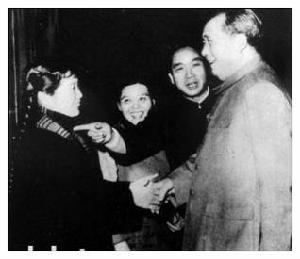 夏菊花1965年与毛主席在一起