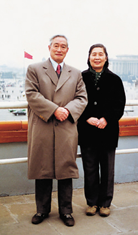 申泮文和妻子在天安门合影