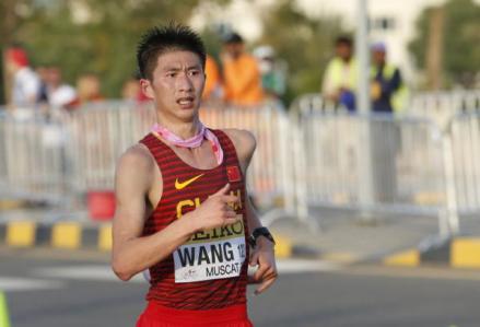 2022年世界竞走团体锦标赛，王朝朝在比赛中