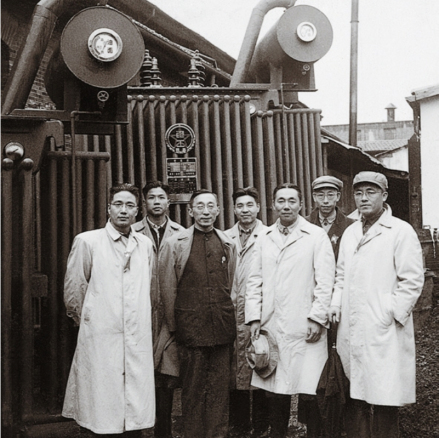 1950年，庆祝建成4000千伏安电力变压器留影