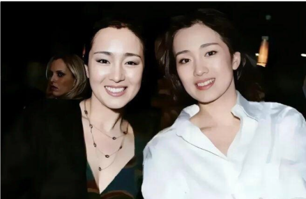 周显欣与巩俐同框