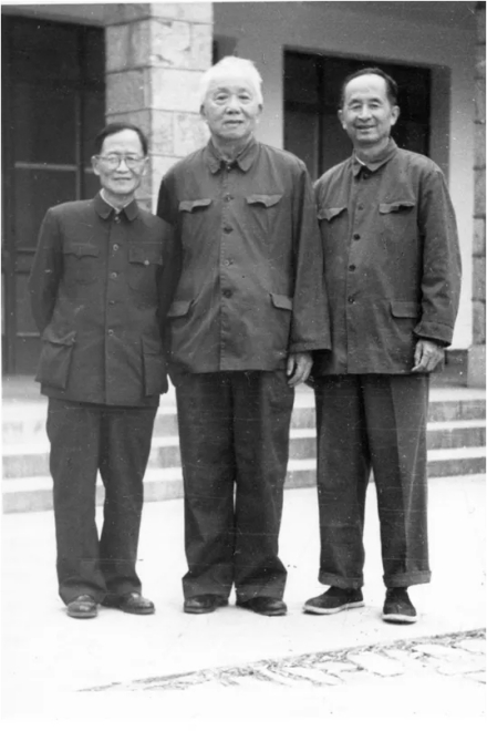 1979年，魏曦（中）参加会议留影