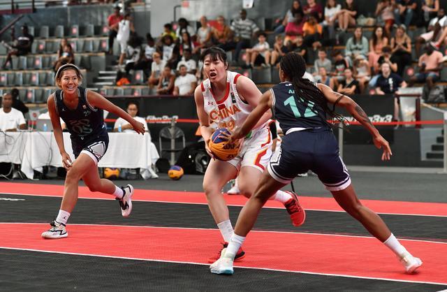 罗欣棫（中）在2022国际篮联三人篮球女子系列赛比赛中