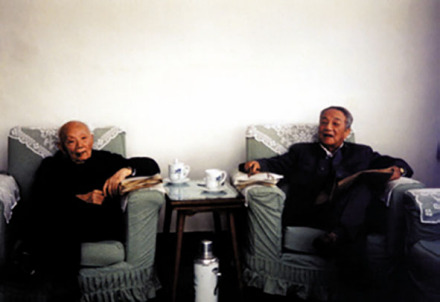 1987年，谢少文(左)与李庆逵等参加学科发展规划讨论会