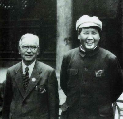1949年9月17日，陈嘉庚与毛泽东在北京中南海勤政殿前的合影