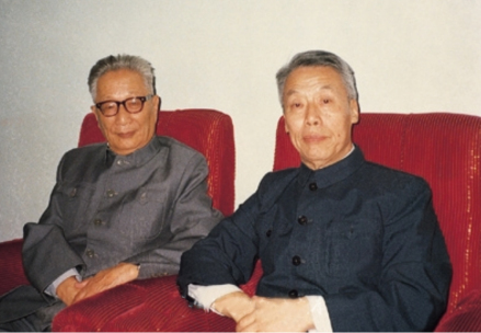 1986年，张沛霖与老师魏寿昆合影