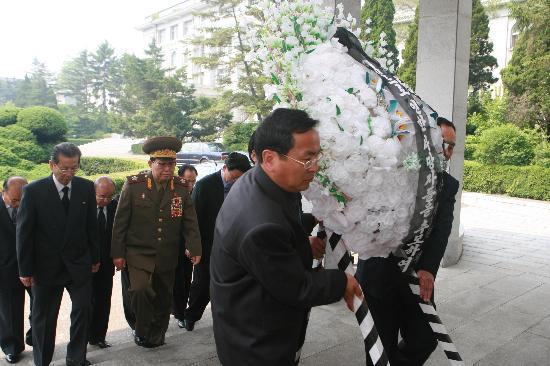 金永春（后中）等在中国驻朝鲜大使馆向汶川大地震遇难者敬献花圈