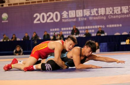 杨毅（上）对战钱海涛（下）
