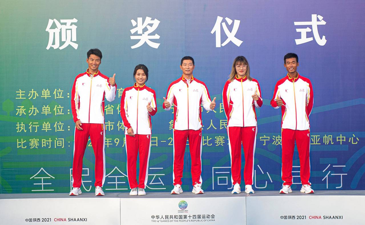 第十四届运动会帆船470级混合团体长距离赛冠军（右二）