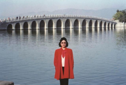 1980年代末，琼瑶在颐和园（图源：琼瑶自传《我的故事》）