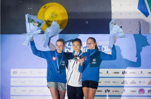 2022年国际攀联世界杯速度赛女子项目领奖台 邓丽娟（中）