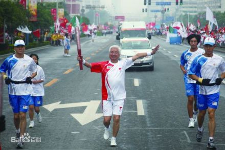 蒋民华当奥运火炬手