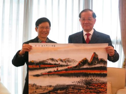 黄建南在台湾与连战亲切交流