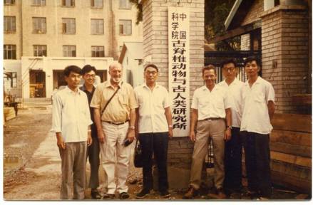 1979年，周明镇与专家在所门前合影