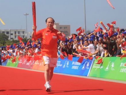 末棒龚俊龙跑到火炬传递终点
