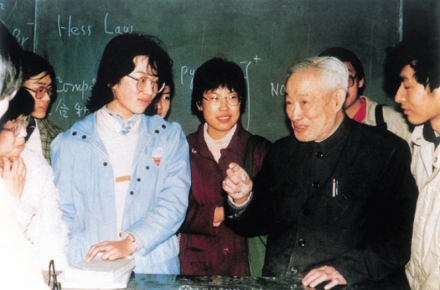 与学生进行课后讨论
