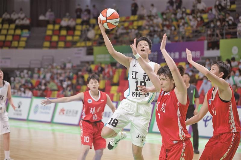 罗欣棫（白衣）在第十四届全国运动会U19女篮决赛中