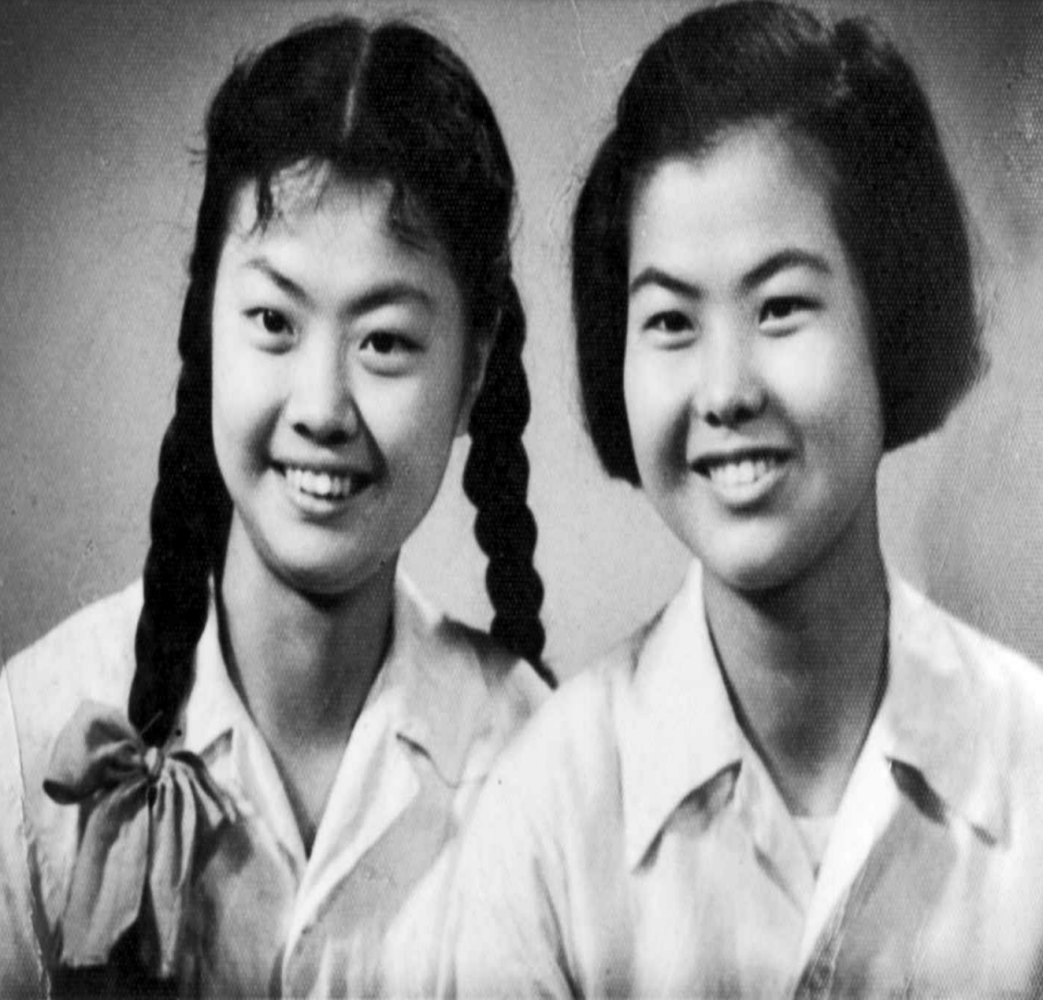 1957年7月2日，樊锦诗（右）与樊锦书于上海合影