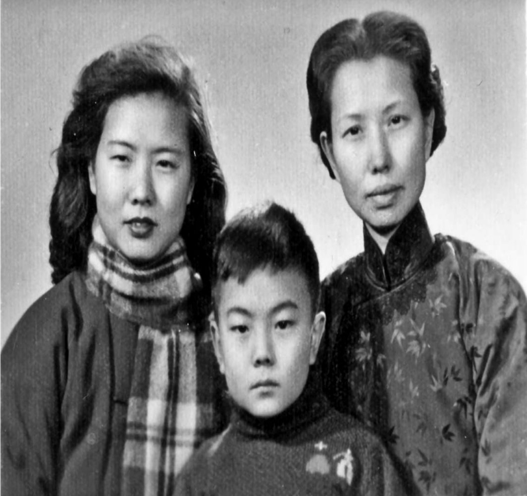 母亲与大姐和小弟合影