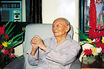 1993年，谢少文在90寿辰宴会上向大家致谢